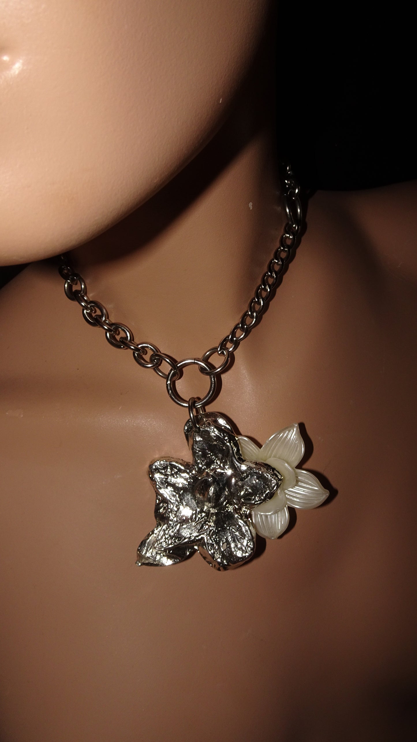 UPCYCLED MELTED BLOOM CHOKER