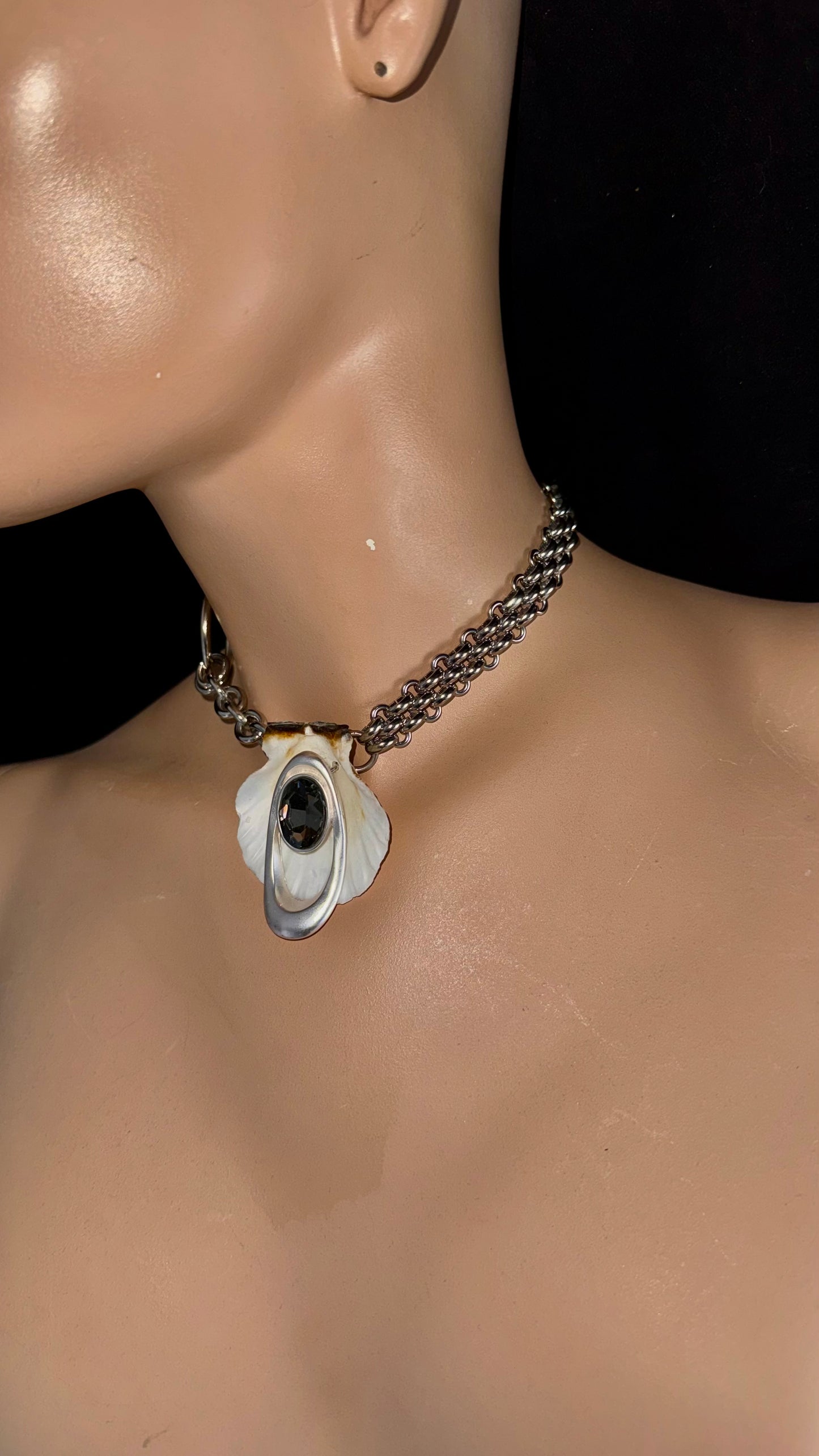 UPCYCLED SHELL STONE CHOKER