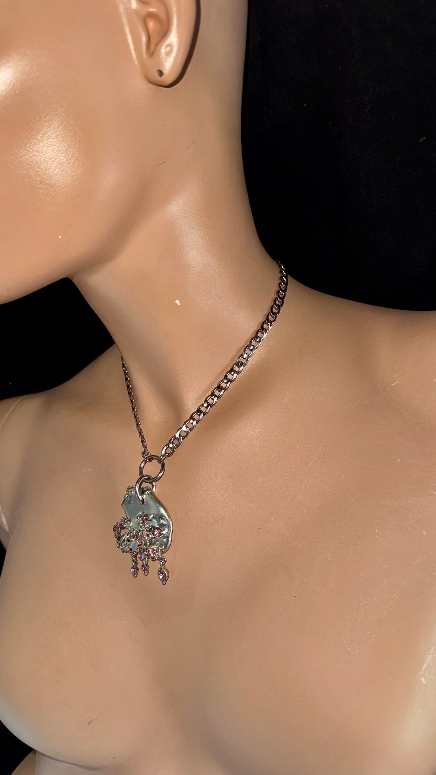 UPCYCLED MELTED CRYSTAL CHOKER