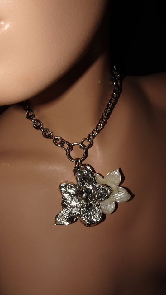 UPCYCLED MELTED BLOOM CHOKER